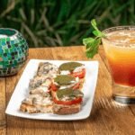 drink e mini bruschettas.