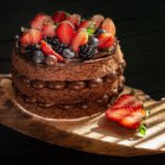 Quitutices_Bolo tradicional de chocolate com ganache e morangos decorado com frutas vermelhas_Foto de Pedro Santos (2)