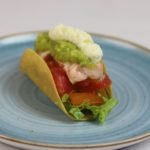 El Paso – Entrada Tacos! taco crocante de milho com salmão selado ao estilo chifa, guacamole e sour cream