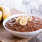 Mingau de aveia com banana e cacau
