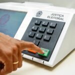 DemonstraÁ¿o do uso da urna eletrÙnica para as eleiÁ¿es de 2006.
